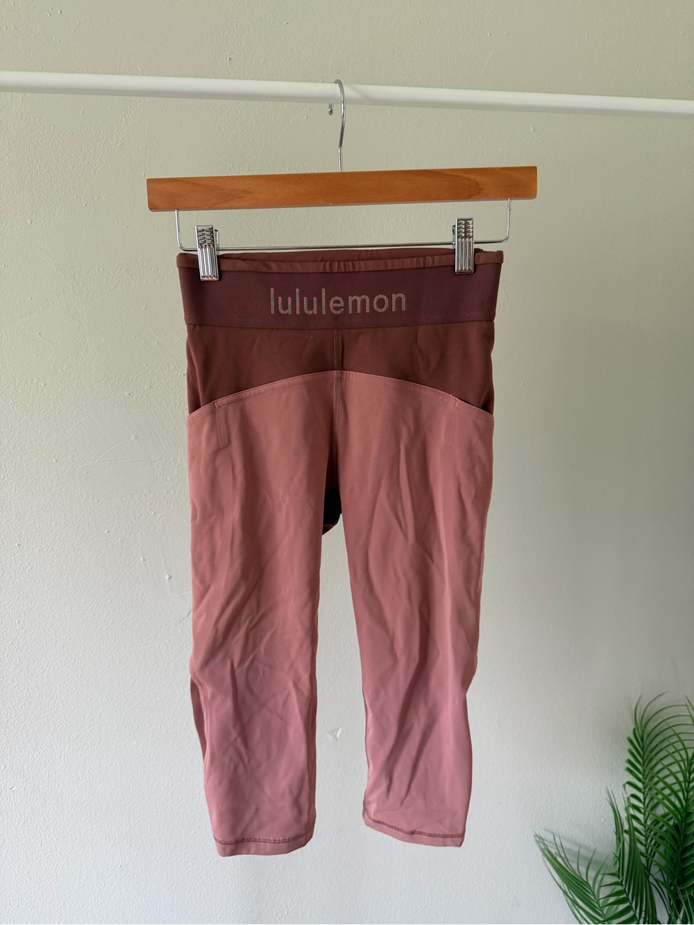 Lululemon logo waistband leggings size 4